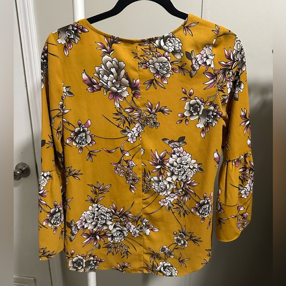 Apt. 9 Women’s Yellow Floral Bell Sleeve Blouse size XS - Picture 6 of 6